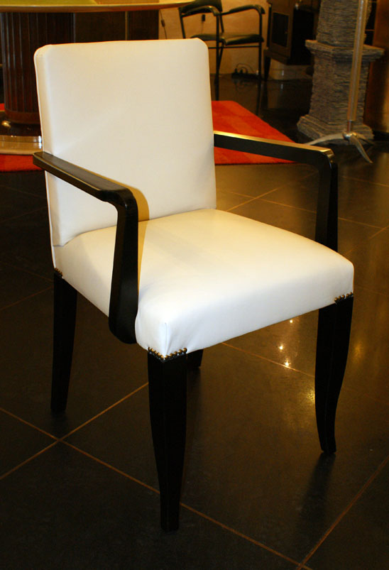 3 sedie Design Nera pelle bianca braccioli del XX Secolo Opera originale e disponibile - Robertaebasta® Art Gallery opere d’arte esclusive.